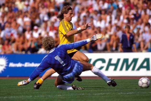 Frank Mill (hinten, BVB) umkurvt Jean-Marie Pfaff (Bayern) Fußball 1. BL Herren DEUTSCHSPRACHIGE SPORTZEITSCHRIFTEN UND -ZEITUNGEN NUR NACH RÜCKSPRACHE, Saison 1986 1987 Gruppe München Dynamik,