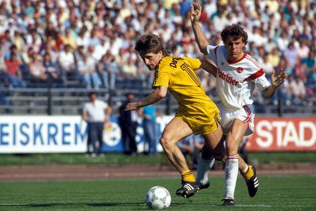 Frank Mill (li., BVB) setzt sich gegen Roland Grahammer (Nürnberg) durch Fußball 1. BL Herren DEUTSCHSPRACHIGE SPORTZEITSCHRIFTEN UND -ZEITUNGEN NUR NACH RÜCKSPRACHE, Saison 1986 1987 Gruppe Nürnberg Dynamik,
