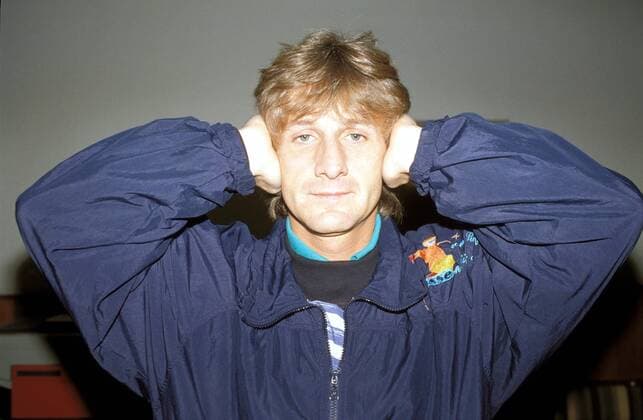 Frank Mill (BVB) hält sich die Ohren zu Fußball 1. BL Herren Saison 1989 1990, Borussia Dortmund, Shooting, Fotoshooting, Fototermin Einzelbild Aufnahmedatum geschätzt Dortmund