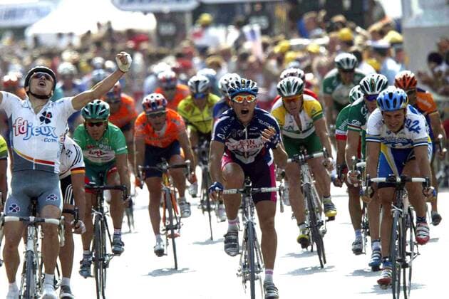 Baden Cooke (li., Australien Francaise des Jeux) gewinnt den Massensprint gegen Jean-Patrick Nazon (Mitte, Frankreich Jean Delatour) und Jaan Kirsipuu (re., Estland AG2R Prevoyance) Radsport Herren Tour de France 2003, Rad, Straße, Straßenradsport, Gruppe 2. Etappe La Ferte-sous-Jouarre - Sedan Freude,  