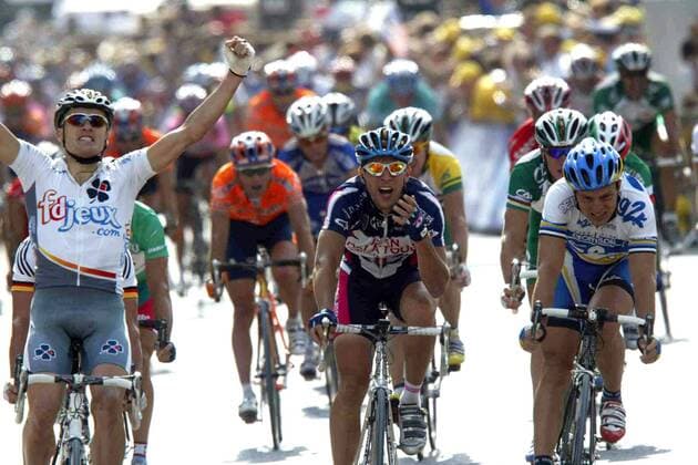 Baden Cooke (li., Australien Francaise des Jeux) gewinnt den Massensprint gegen Jean-Patrick Nazon (Mitte, Frankreich Jean Delatour) und Jaan Kirsipuu (Estland AG2R Prevoyance) Radsport Herren Tour de France 2003, Rad, Straße, Straßenradsport, Gruppe 2. Etappe La Ferte-sous-Jouarre - Sedan Freude,  