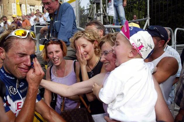 Jean-Patrick Nazon (li., Frankreich Jean Delatour) wird von seiner Familie empfangen Radsport Herren Tour de France 2003, Rad, Straße, Straßenradsport, Gruppe 2. Etappe La Ferte-sous-Jouarre - Sedan Glück, Harmonie Freude, Begeisterung  