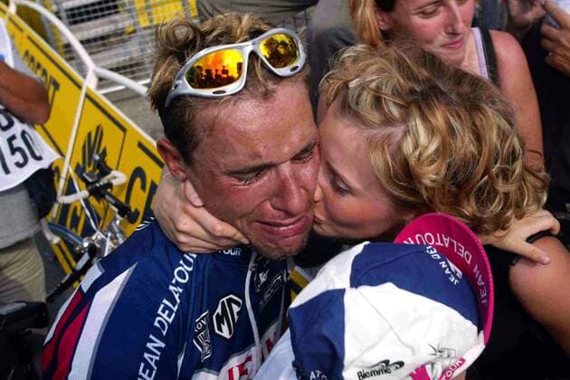 Jean-Patrick Nazon (li., Frankreich Jean Delatour) wird von seiner Frau geküsst Radsport Herren Tour de France 2003, Rad, Straße, Straßenradsport, Gruppe 2. Etappe La Ferte-sous-Jouarre - Sedan Glück, Harmonie Freude  