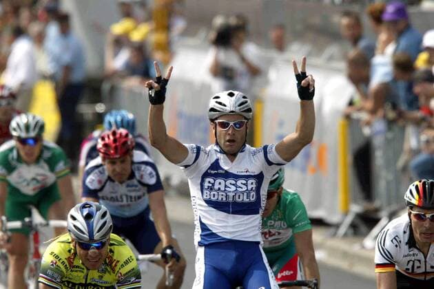 Etappensieger Alessandro Petacchi (Italien Fassa Bortolo) vor Romans Vainsteins (li., Lettland Sidermec-Saunier Duval) Radsport Herren Tour de France 2003, Straßenradsport, Rad, Straße, 3. Etappe Sedan - Saint-Dizier, Vdig Gruppe Saint-Dizier Freude,  