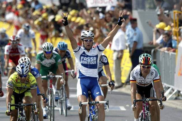 Etappensieger Alessandro Petacchi (Italien Fassa Bortolo) vor Romans Vainsteins (li., Lettland Sidermec-Saunier Duval), re. Erik Zabel (Deutschland Team Telekom) kommt als Vierter ins Ziel Radsport Herren Tour de France 2003, Straßenradsport, Rad, Straße, 3. Etappe Sedan - Saint-Dizier, Vdig Gruppe Saint-Dizier Freude,  