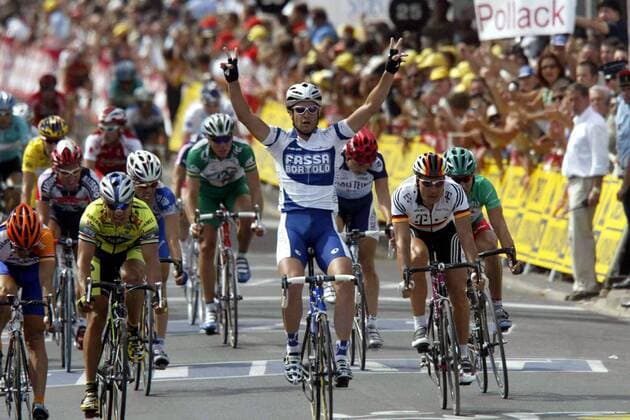 Etappensieger Alessandro Petacchi (Italien Fassa Bortolo) vor Romans Vainsteins (2.v.li., Lettland Sidermec-Saunier Duval) und Oscar Freire (li., Spanien Rabobank), re. Erik Zabel (Deutschland Team Telekom) kommt als Vierter ins Ziel Radsport Herren Tour de France 2003, Straßenradsport, Rad, Straße, 3. Etappe Sedan - Saint-Dizier, Vdig Gruppe Saint-Dizier Freude,  