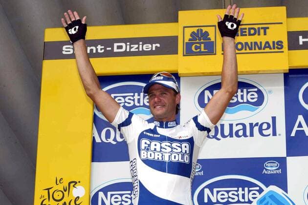 Etappensieger Alessandro Petacchi (Italien Fassa Bortolo) während der Siegerehrung Radsport Herren Tour de France 2003, Straßenradsport, Rad, Straße, 3. Etappe Sedan - Saint-Dizier, Vdig Einzelbild Saint-Dizier Freude,  
