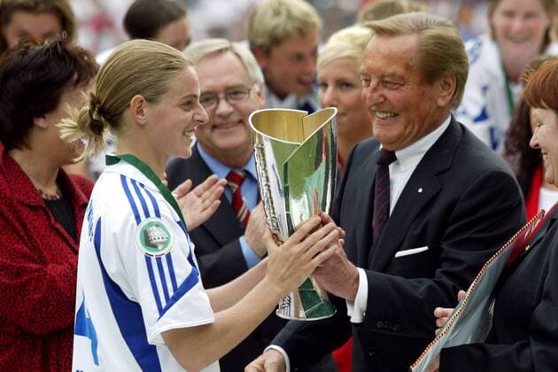 IMAGO Iconic Moments, Fußball - Frauen Nia Künzer (FFC Frankfurt) bekommt von DFB-Präsident Gerhard Mayer-Vorfelder (Deutschland) den Pokal überreicht Fußball 1. BL Damen DFB-Pokal 2002 2003, Pokalspiel, Finale, Endspiel, Pokalfinale, Pokalendspiel, Frauen, Frauenfußball Gruppe Berlin Freude,