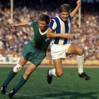 Bernd Schmidt (Bremen, li.) gegen Franz Brungs (Hertha) Fußball 1. BL Herren Saison 1970 1971, SV Werder Bremen - Hertha BSC Berlin 0:0, Mfdia Gruppe Bremen Dynamik,