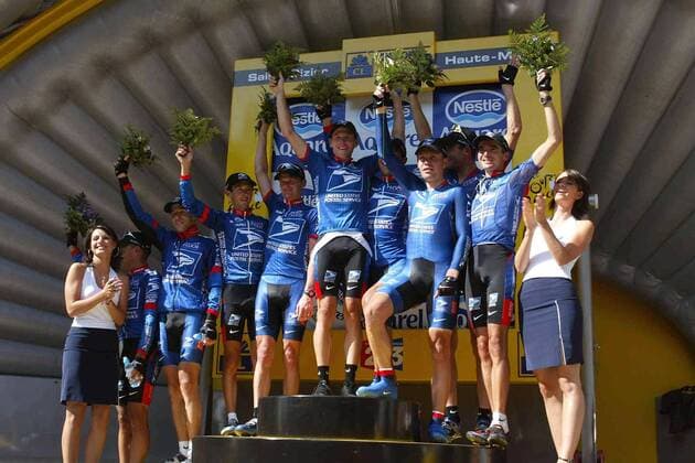 Siegerehrung US Postal Service, v.re.: Manuel Beltran (Spanien), George Hincapie (USA), Viatcheslav Ekimov (Rußland), Pavel Padrnos (Tschechien), Lance Armstrong, Floyd Landis (USA) Roberto Heras, Jose-Luis Rubiera (Spanien), Victor Hugo Pena (Kolumbien) Radsport Herren Tour de France 2003, Mannschaftszeitfahren, Zeitfahren, Straßenradsport, Rad, Straße, Totale Mannschaftsfoto, Mannschaftsbild, Teamfoto 4. Etappe, Joinville - Saint-Dizier Begeisterung, Freude,