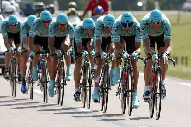 Jan Ullrich (vorn, Deutschland Bianchi) führt sein Team beim Mannschaftszeitfahren an Radsport Herren Tour de France 2003, Straßenradsport, Straße, Rad, Zeitfahren Gruppe 4. Etappe Joinville - Saint-Dizier Dynamik,
