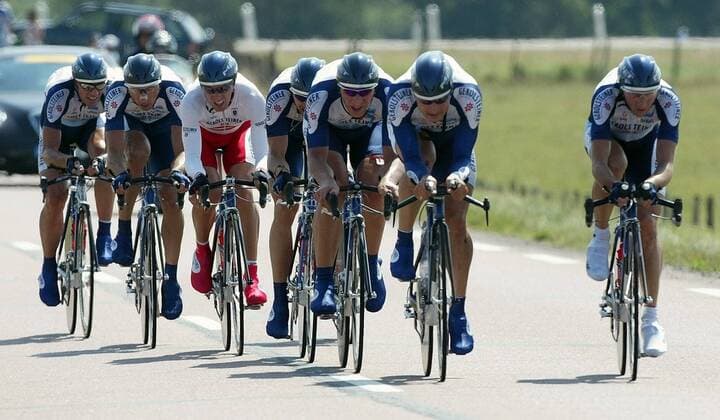 Das Team Gerolsteiner beim Mannschaftszeitfahren, v.re.: Davide Rebellin (Italien), Olaf Pollack, Michael Rich, Uwe Peschel (alle Deutschland), Georg Totschnig (Österreich), Markus Zberg (Schweiz) und Udo Bölts (Deutschland) Radsport Herren Tour de France 2003, Straßenradsport, Straße, Rad, Zeitfahren Gruppe 4. Etappe Joinville - Saint-Dizier