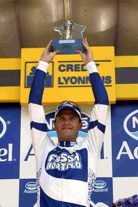 Alessandro Petacchi (Italien Fassa Bortolo) präsentiert stolz den Pokal für den Etappensieg Radsport Herren Tour de France 2003, 5. Etappe: Troyes - Nevers, Straßenradsport, Straße, Rad, Vdig Einzelbild  