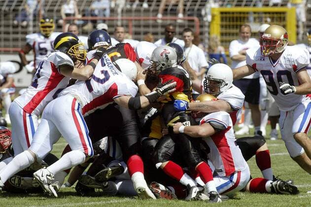 Die Teams von Deutschland (in schwarz) und Frankreich (in weiß) schenken sich nichts American Football WM Herren Weltmeisterschaft 2003, Spiel um den dritten Platz, Länderspiel, Deutschland - Frankreich 36:7 Totale Hanau Kampf,