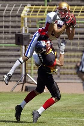 Wide Receiver Nordine Ben Mimoun (Frankreich, oben) versucht mit einem Sprung an Defensive Back Lennie Greene (Deutschland) vorbeizukommen American Football WM Herren Weltmeisterschaft 2003, Spiel um den dritten Platz, Länderspiel, Deutschland - Frankreich 36:7 Gruppe Hanau Dynamik, Höhe,