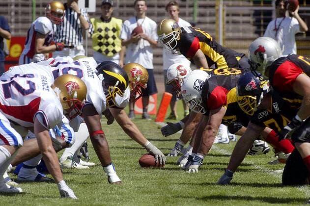 Line of Scrimmage im Spiel Frankreich (li.) gegen Deutschland American Football WM Herren Weltmeisterschaft 2003, Spiel um den dritten Platz, Länderspiel, Deutschland - Frankreich 36:7 Gruppe Hanau