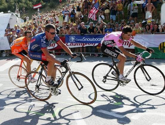 Joseba Beloki (re., Spanien Once-Eroski) vor Lance Armstrong (USA US Postal Service) und Joseba Zubeldia (Spanien Euskaltel-Euskadi) am Anstieg Radsport Herren Tour de France 2003, 8. Etappe: Sallanches - Alpe d Huez, dHuez, Rad, Straße, Straßenradsport, Vdig Gruppe