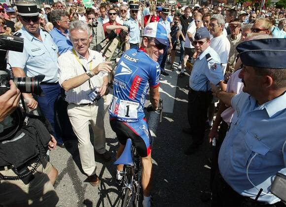 Lance Armstrong (USA US Postal Service) muß von Sicherheitskräften der Weg freigehalten werden Radsport Herren Tour de France 2003, 8. Etappe: Sallanches - Alpe d Huez, dHuez, Rad, Straße, Straßenradsport, Vdig Totale