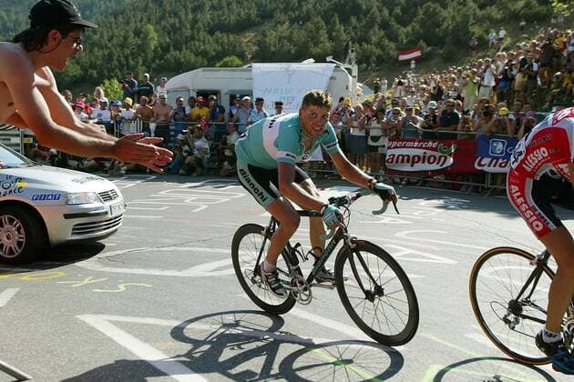 Jan Ullrich (Deutschland Bianchi) wird von einem Fan am Anstieg angefeuert Radsport Herren Tour de France 2003, 8. Etappe: Sallanches - Alpe d Huez, dHuez, Rad, Straße, Straßenradsport, Vdig Gruppe