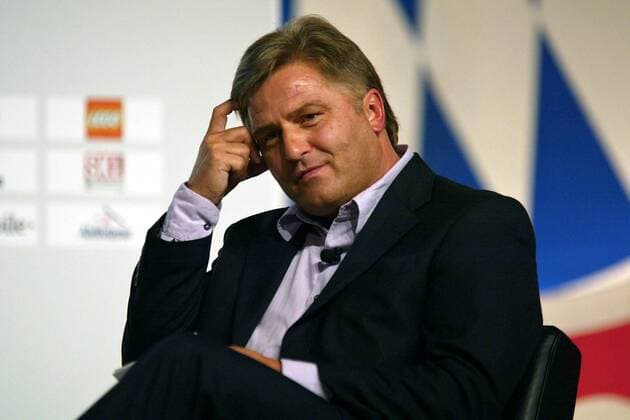 Pressesprecher Markus Hörwick (Bayern) nachdenklich Fußball 1. BL Herren Saison 2003 2004, FC Bayern München, Pressekonferenz, PK, Pressetermin, Einzelbild München Nachdenklichkeit,
