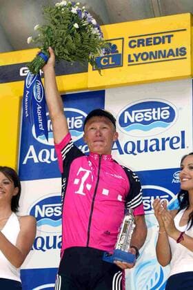 Alexander Winokurow (Kasachstan Team Telekom) jubelt über den Etappensieg Radsport Herren Tour de France 2003, Straßenradsport, Straße, Rad, Einzelbild 9. Etappe: Bourg d Oisans - Gap, dOisans Freude, Begeisterung,  