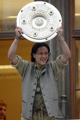 Niko Kovac (Bayern) präsentiert die Meisterschale Fußball 1. BL Herren Saison 2002 2003, FC Bayern München, Deutscher Meister, Deutsche Meisterschaft, Meisterfeier Einzelbild Marienplatz München Freude,