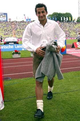 Hasan Salihamidzic (Bayern) schon in bajuwarischen Lederhosen Fußball 1. BL Herren Saison 2002 2003, FC Bayern München, Meisterfeier, Deutscher Meister, Deutscher Meisterschaft, Vdig Einzelbild München