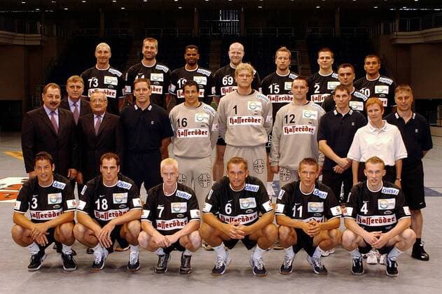 Mannschaftsfoto SCM, h.R.v.l.: Kretzschmar, Stiebler, Abati, Sigurdsson, Just, Theuerkauf, Kuleschow; m.R.v.l.: Verwaltungsratsvorsitzender Maas, Manager Hildebrandt, Präsident Penz, Trainer Gislason, die Torhüter Ziemer, Bitter, Friedrich, .... Handball 1. BL Herren Saison 2003, 2004, SC Gladiators Magdeburg, Vorstellung, Präsentation, Pressetermin, Porträttermin Totale Magdeburg