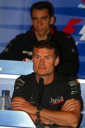 David Coulthard (vorn, Schottland McLaren-Mercedes) und Wilson (England Minardi-Cosworth) Motorsport Grand Prix Herren Großer Preis von England 2003, Formel 1 Weltmeisterschaft, F1, F, GP, WM, Vdig Gruppe Silverstone