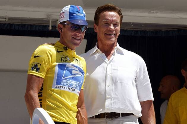 Lance Armstrong (USA US Postal Service, li.) mit Hollywood-Schauspieler Arnold Schwarzenegger (Österreich) Radsport Herren Tour de France 2003, Straßenradsport, Straße, Rad Gruppe 11. Etappe: Narbonne - Toulouse Freude,