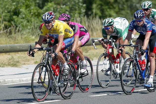 Lance Armstrong (li.) und Floyd Landis (re., beide USA beide US Postal Service), 2. v. re. Christophe Moreau (Frankreich Credit Agricole) Radsport Herren Tour de France 2003, Straßenradsport, Straße, Rad Gruppe 11. Etappe: Narbonne - Toulouse