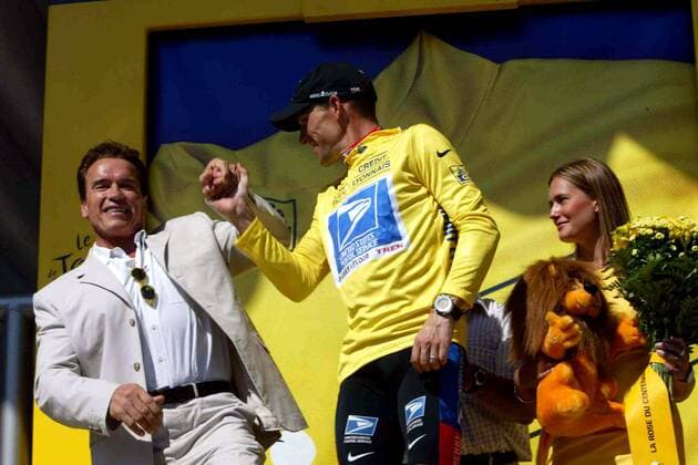 Hollywood-Schauspieler Arnold Schwarzenegger (Österreich, li.) gratuliert Lance Armstrong (USA US Postal Service), der in der Gesamtwertung der Tour de France 2003 führt Radsport Herren Tour de France 2003, Straßenradsport, Straße, Rad Gruppe 11. Etappe: Narbonne - Toulouse  