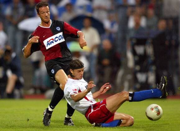 Tomas Ujfalusi (re., HSV) gegen Fredi Bobic (Hertha) Fußball 1. BL Herren Liga-Pokal 2003 2004, Ligapokal, Ligacup, Cup, Hamburger SV - Hertha BSC Berlin 2:1 Gruppe Dessau Dynamik, Kampf