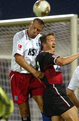 Nico-Jan Hoogma (li., HSV) gegen Fredi Bobic (Hertha) Fußball 1. BL Herren Liga-Pokal 2003 2004, Ligapokal, Ligacup, Cup, Hamburger SV - Hertha BSC Berlin 2:1 Gruppe Dessau Dynamik,