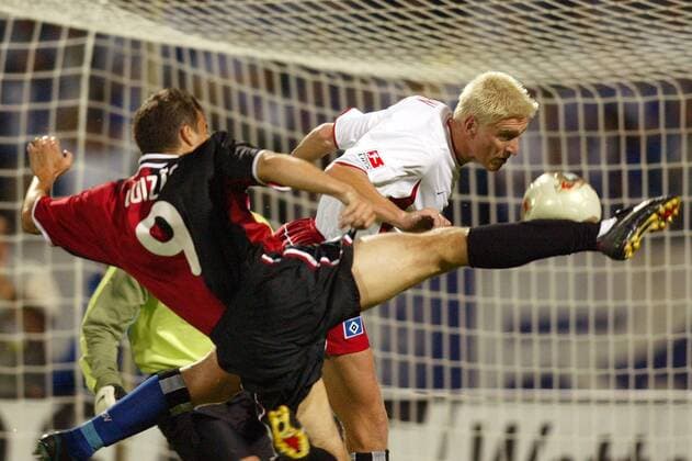 Luizao (li., Hertha) versucht Christian Rahn (HSV) mit einer Volleyabnahme zu überwinden Fußball 1. BL Herren Liga-Pokal 2003 2004, Ligapokal, Ligacup, Cup, Hamburger SV - Hertha BSC Berlin 2:1 Gruppe Dessau Dynamik,