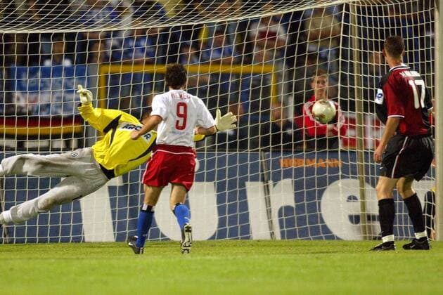 Torwart Gabor Kiraly (Hertha) hechtet vergebens nach dem Ball, vorn Romeo (9, HSV) Fußball 1. BL Herren Liga-Pokal 2003 2004, Ligapokal, Ligacup, Cup, Hamburger SV - Hertha BSC Berlin 2:1 Gruppe Dessau Dynamik,