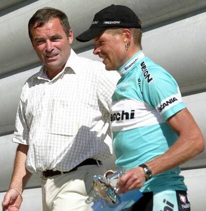 Jan Ullrich (Deutschland Bianchi, re.) nimmt die Gratulation des Altmeisters Bernard Hinault (Frankreich) für seinen Etappensieg entgegen Radsport Herren Tour de France 2003, Straßenradsport, Straße, Rad, Einzelzeitfahren, Zeitfahren Gruppe 12. Etappe Gaillac - Cap Decouverte Freude,