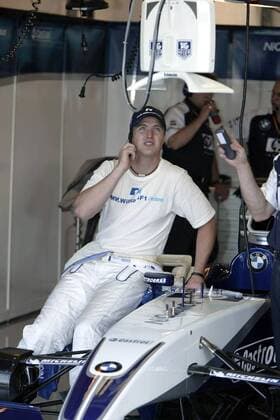 Ralf Schumacher (Deutschland BMW-Williams) hält sich per Handy und Ergebnismonitor informiert Motorsport Grand Prix Herren Großer Preis von Großbritannien 2003, Formel 1 Weltmeisterschaft, F1, F, GP, WM, Qualifying Einzelbild Silverstone Skepsis,