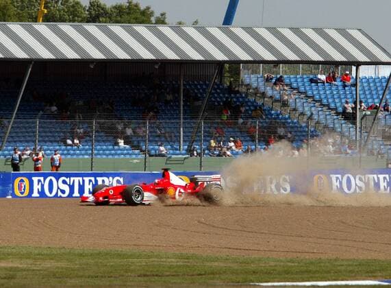 Michael Schumacher (Deutschland Ferrari) mit einem Ausritt ins Kiesbett Motorsport Grand Prix Herren Großer Preis von England 2003, Formel 1 Weltmeisterschaft, F1, F, GP, WM, Qualifying Einzelbild Silverstone