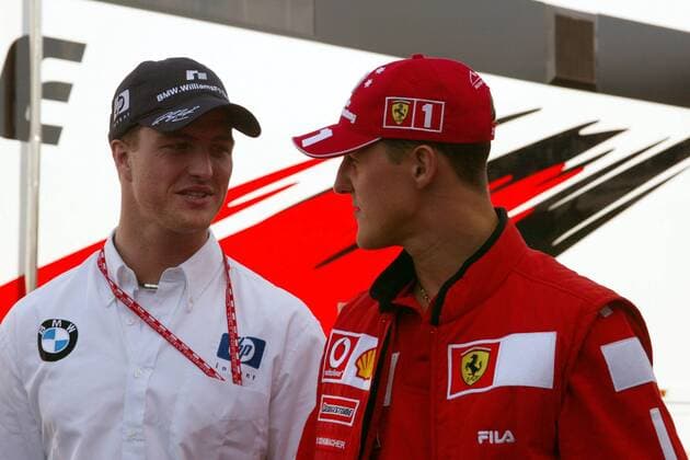 Die Brüder Ralf (li., BMW-Williams) und Michael Schumacher (Ferrari beide Deutschland) im Gespräch Motorsport Grand Prix Herren Großer Preis von England 2003, Formel 1 Weltmeisterschaft, F1, F, GP, WM, Qualifying Gruppe Silverstone