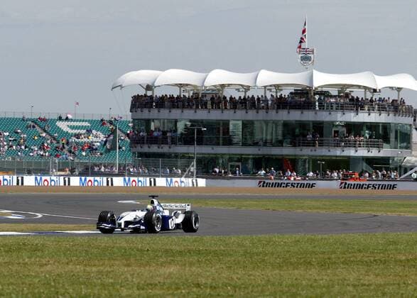 Ralf Schumacher (Deutschland, BMW-Williams) in seinem Boliden in der Club-Doppelkurve von Silverstone Motorsport Grand Prix Herren Großer Preis von England 2003, Formel 1 Weltmeisterschaft, F1, F, GP, WM, Qualifying Totale Silverstone
