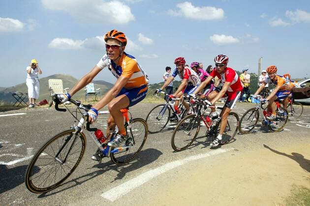 Grischa Niermann (li., Deutschland Rabobank) vor Nicki Sörensen (Dänemark CSC) im Meistertrikot Radsport Herren Tour de France 2003, Rad, Straße, Straßenradsport, Vdig Gruppe 13. Etappe: Toulouse - Plateau de Bonascre
