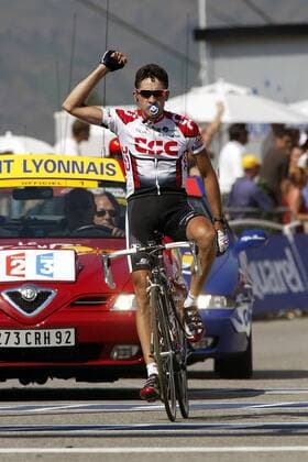 Carlos Sastre (Spanien CSC) bejubelt mit einem Babyschnuller im Mund seinen Etappensieg Radsport Herren Tour de France 2003, Rad, Straße, Straßenradsport, Vdig Einzelbild 13. Etappe: Toulouse - Plateau de Bonascre Freude,