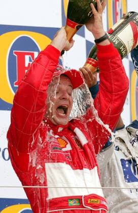 Sieger Rubens Barrichello (Brasilien Ferrari) gönnt sich eine Champagnerdusche Motorsport Grand Prix Herren Großer Preis von England 2003, Formel 1 Weltmeisterschaft, F1, F, GP, WM, Vdig Einzelbild Silverstone Begeisterung, Freude,