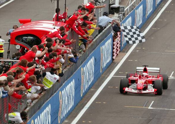 Sieger Rubens Barrichello (Brasilien Ferrari) fährt unter dem Jubel seiner Boxencrew ins Ziel Motorsport Grand Prix Herren Großer Preis von England 2003, Formel 1 Weltmeisterschaft, F1, F, GP, WM, Vdig Totale Silverstone Begeisterung, Freude,