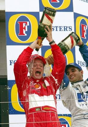 Sieger Rubens Barrichello (Brasilien Ferrari, li. ) und Juan Pablo Montoya (Kolumbien BMW-Williams) feiern auf dem Podium Motorsport Grand Prix Herren Großer Preis von England 2003, Formel 1 Weltmeisterschaft, F1, F, GP, WM, Gruppe Silverstone Begeisterung, Freude,