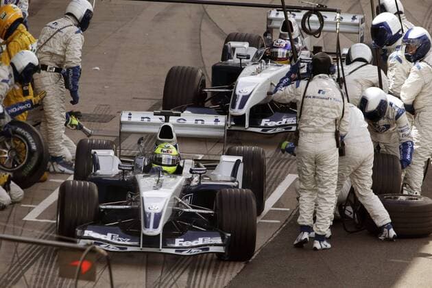 Ralf Schumacher (vorn, Deutschland) ist während der Safety-Car-Phase vor Juan Pablo Montoya (Kolumbien beide BMW-Williams) in der Box Motorsport Grand Prix Herren Großer Preis von England 2003, Formel 1 Weltmeisterschaft, F1, F, GP, WM, Gruppe Silverstone