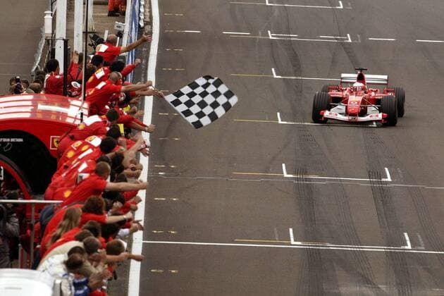 Rubens Barrichello (Brasilien Ferrari) fährt im Ziel an dem jubelnden Ferrari-Team vorbei Motorsport Grand Prix Herren Großer Preis von England 2003, Formel 1 Weltmeisterschaft, F1, F, GP, WM, Totale Silverstone Begeisterung, Freude,