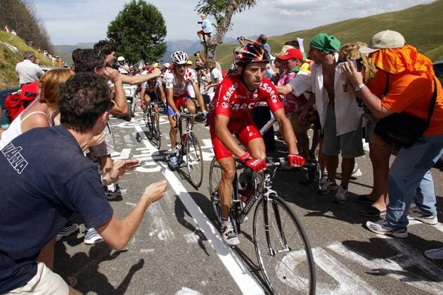 Gilberto Simoni (Italien Saeco, vorn) und Richard Virenque (Frankreich Quick Step Davitamon) am Anstieg zum Col de Peyresourde Radsport Herren Tour de France 2003, Straßenradsport, Straße, Rad Totale 14. Etappe: Saint Girons - Loudenvielle Le Louron
