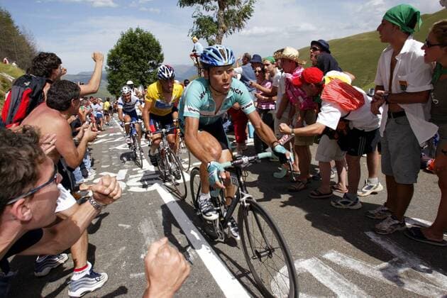 Jan Ullrich (Deutschland Team Bianchi, vorn) zieht Lance Armstrong (USA US Postal Service) und Ivan Basso (Italien Fassa Bortolo) den Col de Peyresourde hinauf Radsport Herren Tour de France 2003, Straßenradsport, Straße, Rad Gruppe 14. Etappe: Saint Girons - Loudenvielle Le Louron